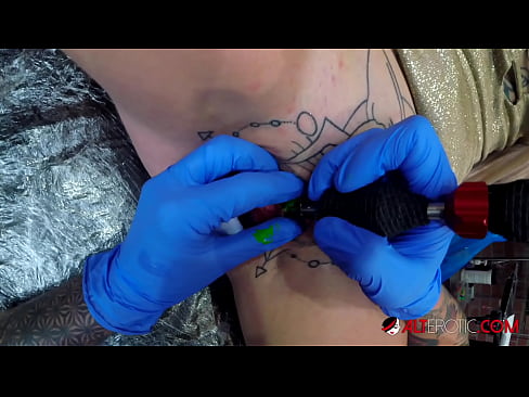 ❤️ E dashura jashtëzakonisht e bërë me tatuazhe, Sully Savage, bëri një tatuazh në klitorisin e saj ❤ Porno tek ne sq.pornobot.ru ❌